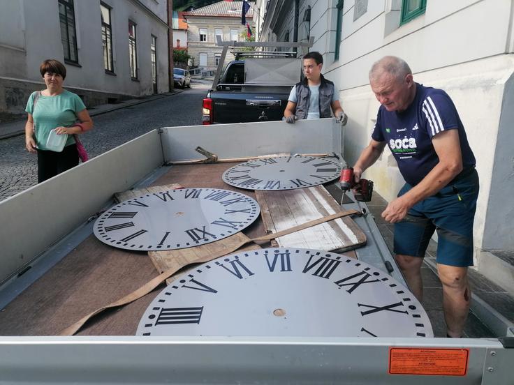 Replike številčnic občinske ure pred montažo v stolpu | Foto: Metka Rupnik/STA