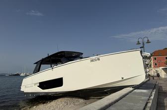 S polno hitrostjo trčil v obalo #foto #video