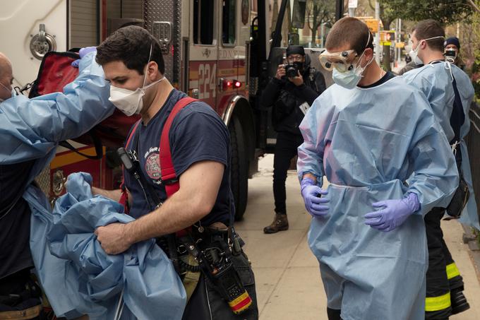 Najhuje sta prizadeta zvezna država New York in predvsem mesto New York, kjer pa se, kot kaže, razmere umirjajo. V četrtek je umrlo 67 ljudi s covidom-19, kar je najmanj doslej od izbruha pandemije. | Foto: Reuters