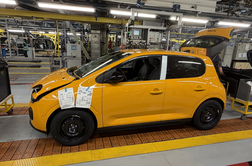 Sprehod skozi Revoz: kako nastajajo twingi in kdaj bo tovarna spet delala tudi popoldne?