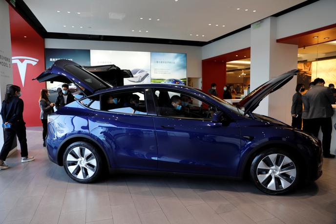 Tesla model Y | Tesla novi model Y izdeluje tudi že na Kitajskem, to je njihov prodajni salon v Pekingu. | Foto Reuters