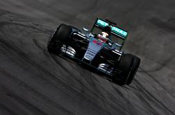 Hamilton kljub tehničnim težavam in izletu s steze presegel Rosberga 