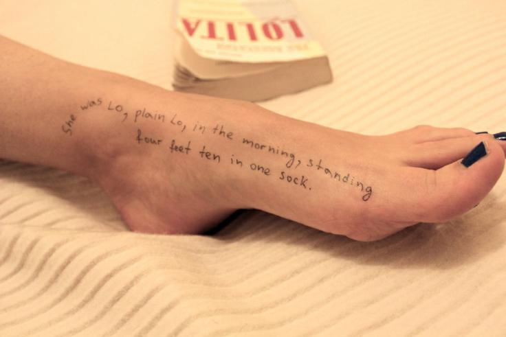 Fotografija ženskega stopala z izpisanim citatom iz romana Lolita rusko-ameriškega pisatelja Vladimirja Nabokova. | Foto: House Oversight Democrats