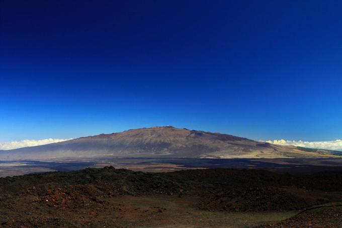Speči havajski ognjenik Mauna Kea se dviguje 4.205 metrov nad gladino Tihega oceana, himalajski Everest pa je visok kar 8.848 metrov. A vznožje ognjenika Mauna Kea se začne globoko pod morjem. Če bi upoštevali zgolj višinsko razliko med najvišjo in najnižjo točko, bi bil vulkan visok več kot deset kilometrov. | Foto: 