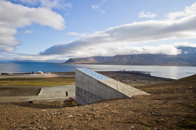 Bunker, v katerem so najpomembnejša semena na svetu, leži dovolj visoko nad morjem, da ga ne bi ogrozilo niti popolno izginotje severnega in južnega polarnega ledu zaradi taljenja in posledični dvig morske gladine. Levo pod hribom je tik ob obali vidna vzletno-pristajalna steza največjega od treh letališč na otočju Svalbard. | Foto: Thinkstock