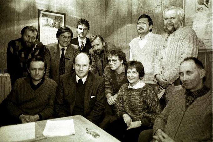 Sestanek predstavnikov strank Demosa januarja 1990. V sredini Jože Pučnik, ob njem so še Dimitrij Rupel, Marjan Podobnik, Ivan Oman, Hubert Požarnik, Rajko Pirnat, Katja Boh, Dušan Plut, Leo Šešerko, Silvester Plahutnik in Andrej Magajna. | Foto: Tone Stojko, hrani Muzej novejše zgodovine Slovenije