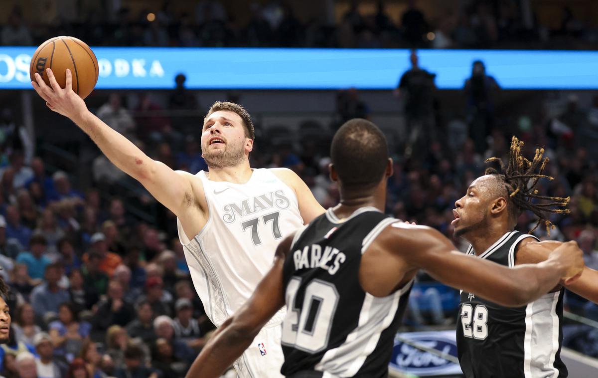 Luka Dončić Dallas Mavericks | Luka Dončić in soigralci so v soboto v novih dresih premagali San Antonio Spurse. | Foto Reuters