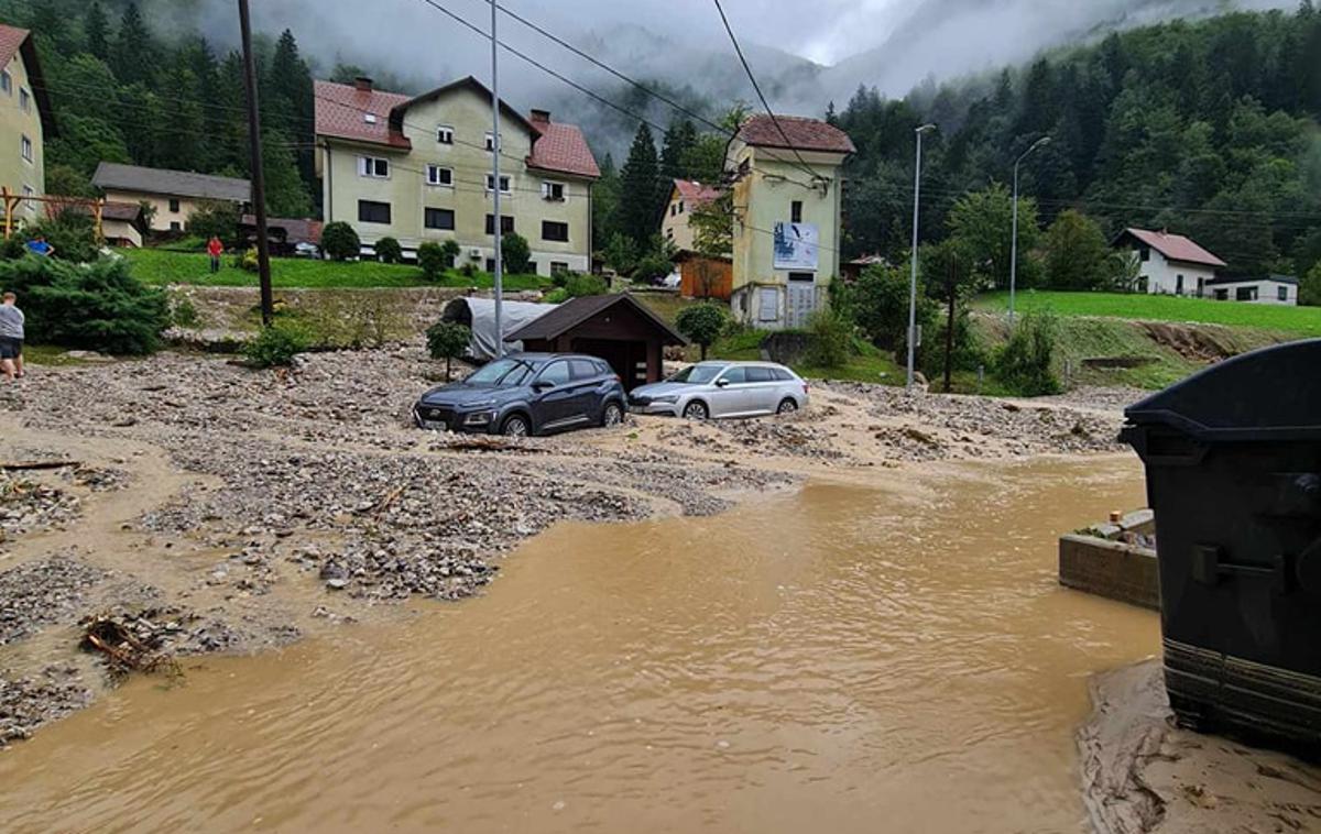 Poplave | Voda je nosila vse pred seboj, tudi vozila. | Foto Neurje.si / Facebook