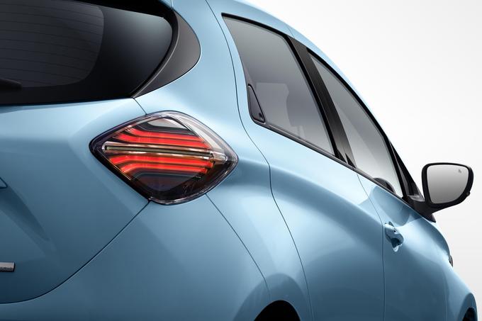 Električni zoe bo dobil prvič tudi možnost "hitrega" polnjenja DC. | Foto: Renault