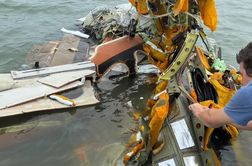 Strmoglavilo letalo, s katerim so prevažali otroka, ki je utrpel opekline: umrlo najmanj pet ljudi