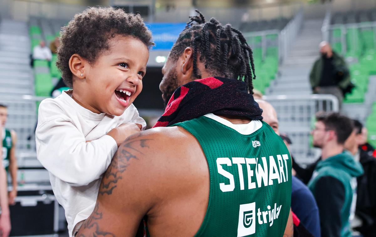 DJ Stewart | DJ Stewart s sinom, ki ga redno spremlja na tekmah. | Foto Aleš Fevžer