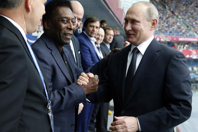 Pele Putin | Tako sta se rokovala Pele in Vladimir Putin pred petimi leti na tekmi pokala konfederacij v Rusiji. | Foto Reuters