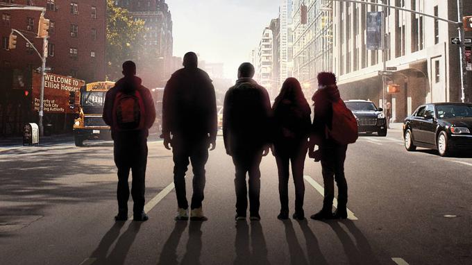 Dokumentarec spremlja nedavni poskus oživljanja mestne četrti West Chelsea v New Yorku s priseljevanjem; osredotoča se na protislovje cestnega križišča, kjer elitna zasebna šola stoji točno nasproti revne soseske s socialnimi stanovanji. • Film je na voljo na HBO OD/GO. | Foto: 