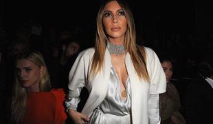 Kim Kardashian v Parizu razkazovala modrček (foto)
