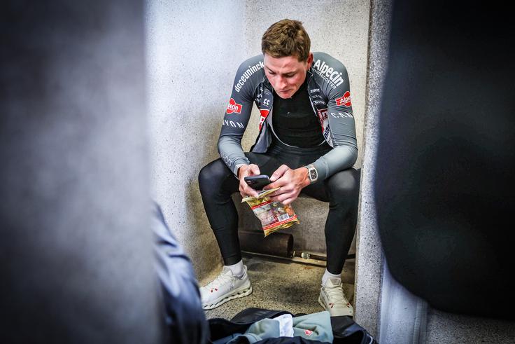 Kolesarji po dirki pogosto posežejo po gumijastih bombonih, ki so vir ogljikovih hidratov. | Foto: Ana Kovač