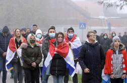 Več tisoč ljudi se je zbralo v Vukovarju, da se spomnijo tragičnega padca mesta