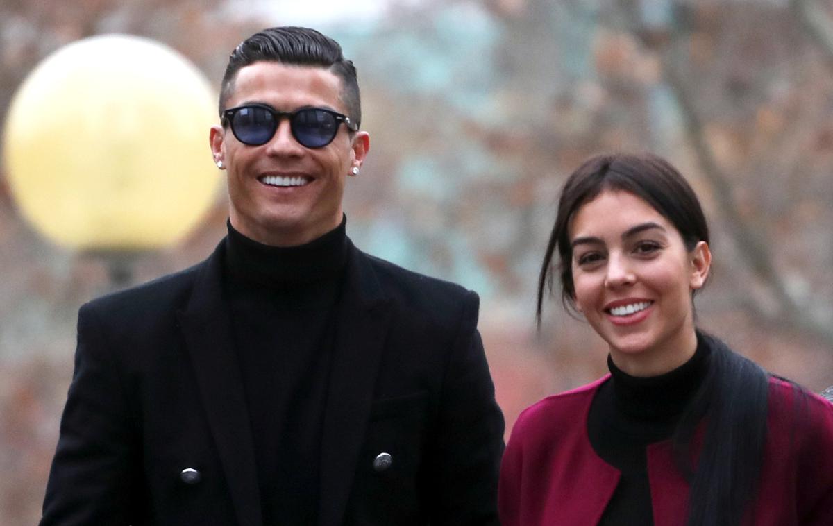 Cristiano Ronaldo Zaslišanje Madrid | Cristiano Ronaldo je prišel na sodišče nasmejan in v družbi zaročenke Georgine Rodriguez. | Foto Reuters