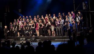 Perpetuum Jazzile konec tedna z vokalnim spektaklom v Stožicah