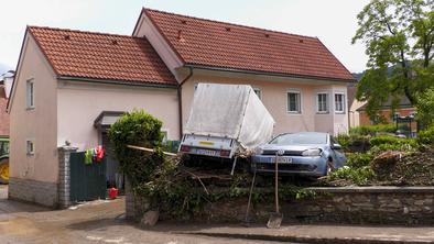 Med neurjem na avstrijskem Štajerskem odnašalo avtomobile #foto #video