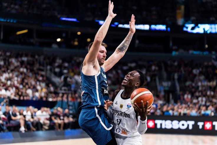 Letos sta se pomerila na EuroBasketu v četrtfinalu, kjer je Nemčija po hudem boju strla odpor Slovenije, pri kateri se je izjemen strelec Luka Dončić hitro znašel v težavah zaradi osebnih prekrškov, Schröder pa se je ob vsem skupaj naslajal. | Foto: Guliverimage