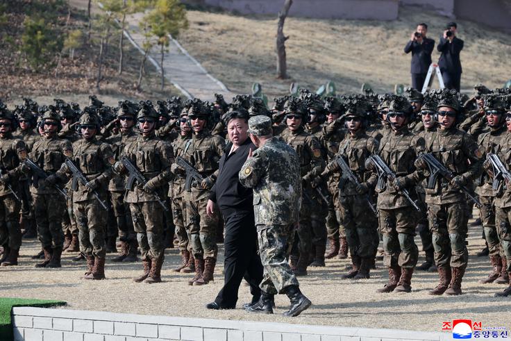 Kim je nadzoroval izstrelitev rakete. | Foto: Reuters