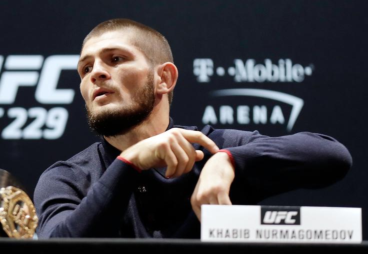 Habib Nurmagomedov je s svojimi prijatelji v hotelu obkrožil rojaka in mu zastavil nekaj vprašanj.  | Foto: Getty Images