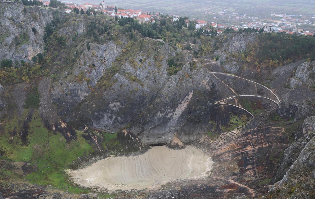 Modro jezero | V tem času je Modro jezero lahko globoko tudi do sto metrov. | Foto Pixsell/Ivo Cagalj