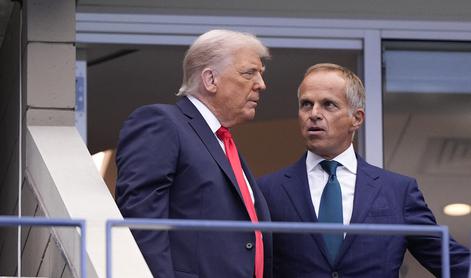 Vsi se sprašujejo, kdo je moški ob Trumpu. To je znano.