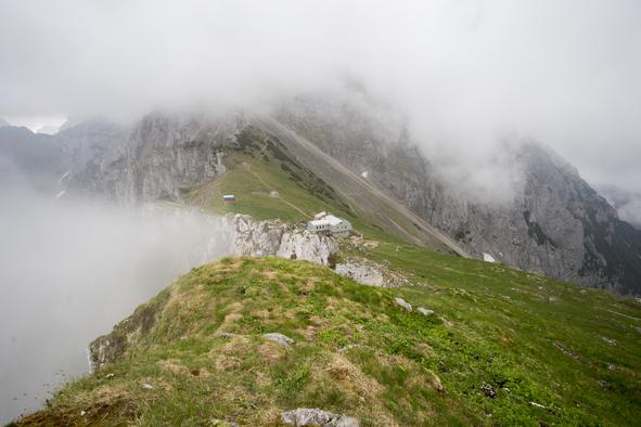 Kaj storiti, če nas v gorah ujame nevihta? Dokaj varno tudi na melišču.