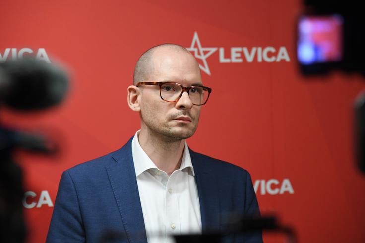 odja poslanske skupine Levica Matej Tašner Vatovec je v razpravi poudaril, da gre za vrednostno vprašanje: "Vprašanje o prioritetah Slovenije ni zgolj tehnično ali varnostno, ampak predvsem vprašanje vrednot - o tem, kakšno družbo želimo graditi. Zato mora o tako pomembni odločitvi, ali bomo desetletja vlagali v orožje ali v skupno dobro, odločati celotna družba." | Foto: STA
