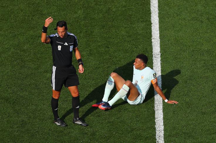 Kylian Mbappe je začutil bolečine v gležnju, a naj bi bil 100-odstotno pripravljen za obračun s Španijo. | Foto: Reuters