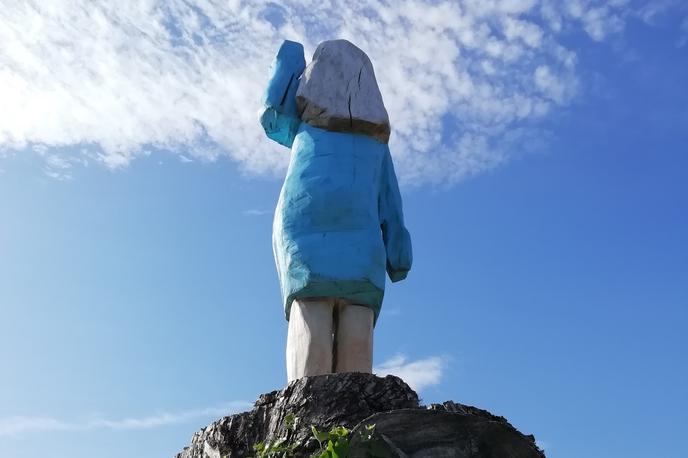 Melania | Prva javna skulptura ameriške prve dame Melanie Trump, ki prek hriba pozdravlja svoj rodni kraj, je svoje mesto dobila v naselju Rožno pri Sevnici.