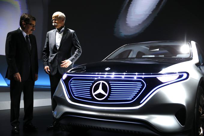 Predsednik koncerna Daimler Dieter Zetsche ob študiji električnega crossoverja mercdes-benz EQ. | Foto: Mercedes-Benz