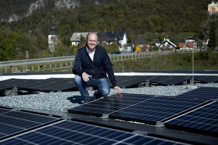 Roman Bernard Danes v enem od svojih podjetij Ngen ponovno orje ledino, tokrat na področju hranilnikov električne energije in pametnih distribucijskih omrežij, za katera je prepričan, da bodo že kmalu nujen pogoj za nadaljnjo zanesljivo dobavo električne energije ob strmo naraščajočem povpraševanju in spreminjajočih se razmerah na trgu. | Foto: Ana Kovač