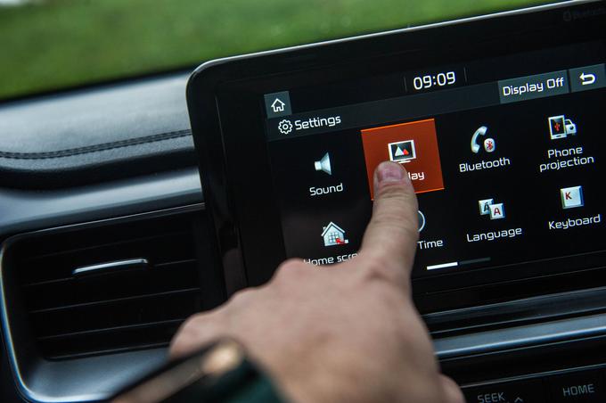 Prek sedempalčnega zaslona se na dotik ali z gumbom upravlja radio in Bluetooth, oprema LX edition pa ne vključuje navigacije. | Foto: Gašper Pirman
