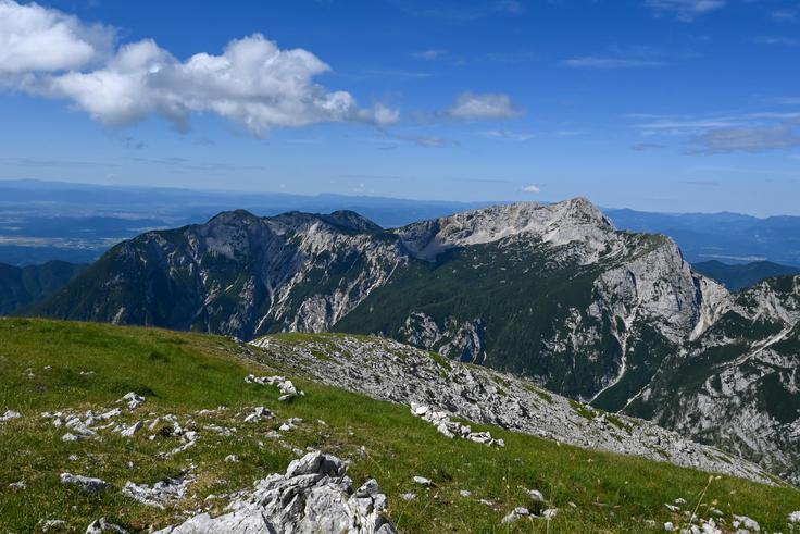 Pogled na vrhove med Kompotelo in Kokrskim sedlom | Foto: Matej Podgoršek