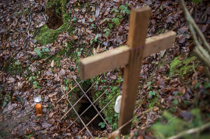 Pričevalci pravijo, da streljanja ni bilo slišati. Nekateri omenjajo kladiva, drugi govorijo, da se je prijelo otroka za noge in z njim udarilo ob drevo. Več krvnikov je zaradi pobojev v Matjaževi jami storilo samomor. Eden se je obesil leta 1988 pri jami, eden pa se je ustrelil sredi mestnega trga v Škofji Loki. | Foto: 