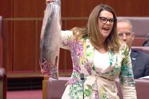 Sarah Hanson-Young, Avstralija, parlament, avstralska senatorka, smrdljiv losos