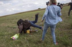 Madžarska novinarka spotaknila begunca, ki je bežal z otrokom (video)