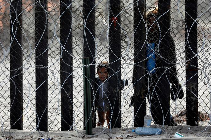 meja zda mehika migranti | Ženska in otrok na mehiško-ameriški meji v San Diegu v Kaliforniji. | Foto Reuters