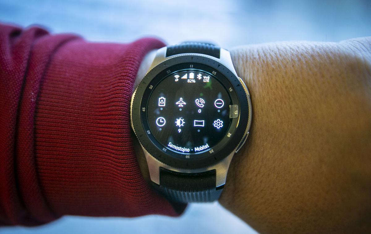Samsung Galaxy Watch LTE | Samsung Galaxy Watch LTE s podporo eSIM zagotavlja povezljivost tudi prek mobilnega omrežja (razvidno s fotografije), kar jo loči od osnovne izvedbe. | Foto Bojan Puhek