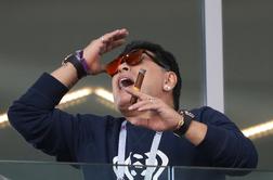 Zgodba je dobila preobrat: Maradona se je opravičil zaradi kajenja in zanikal rasizem