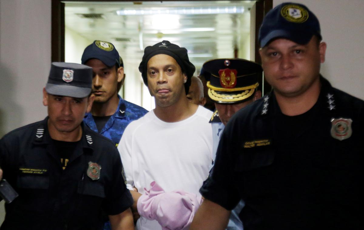 Ronaldinho zapor | Še vedno nihče ne razume, zakaj je imel Ronaldinho ponarejen potni list. | Foto Reuters