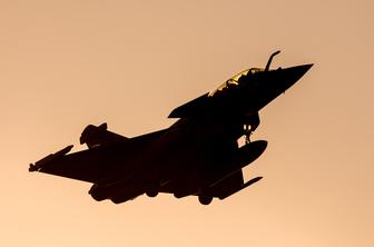 Macron: Napotili bi lahko tudi letala z jedrskim orožjem