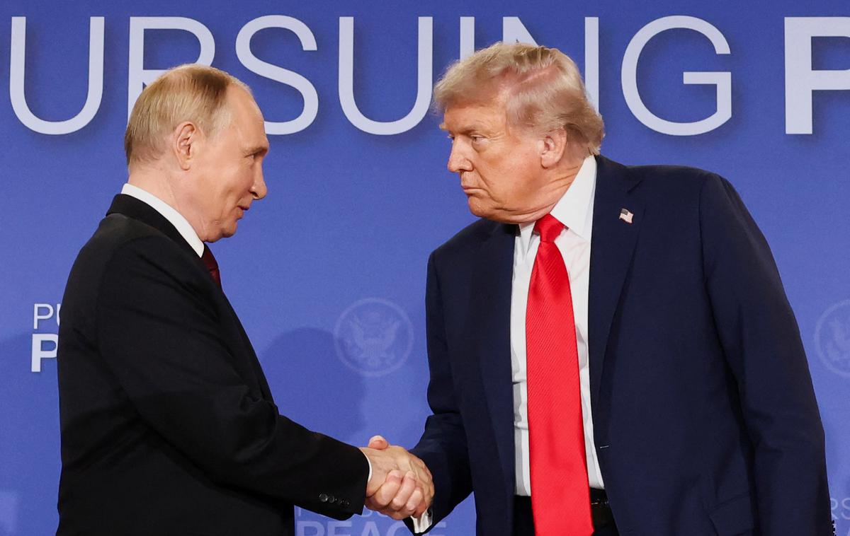 Vladimir Putin in Donald Trump na novinarski konferenci v mestu Anchorage na Aljaski | Foto Reuters