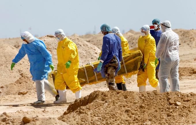 Šiitski prostovoljci pokopavajo žrtve koronavirusa na obrobju iraškega mesta Najaf. | Foto: Reuters