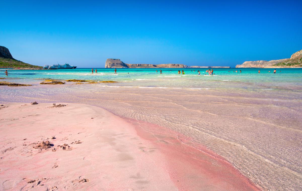 Plaža Elafonisi, Kreta, Grčija | Turčija je decembra 2019 v sporazumu z Libijo Grčiji odrekla pravico do izključne ekonomske cone južno od Krete in drugih grških otokov, kjer naj bi bila bogata nahajališča plina. | Foto Getty Images