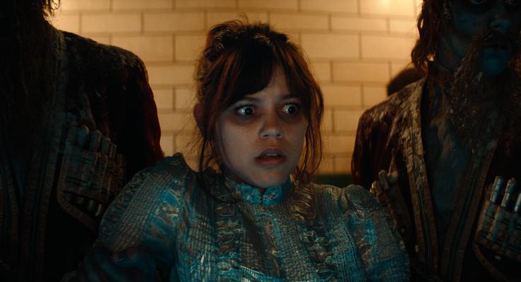 Jenna Ortega je najbrž najboljša izbira za vlogo hčerke lika Winone Ryder, saj ji je uspelo doseči enak kulten status med darkerji kot Winoni v osemdesetih. | Foto: Blitz Film & Video Distribution