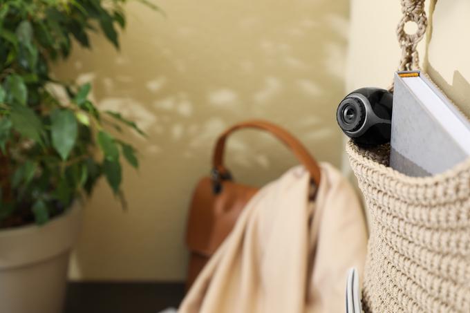 Pri iskanju skritih kamer preverite običajne predmete, kot so zadnji deli knjig, ogledala, žarnice in sobne rastline. Preverite tudi mesta, kjer bi imela kamera najboljše vidno polje in je nič ne bi oviralo. | Foto: Shutterstock
