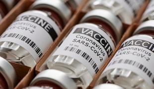 Samo za polnoletne: Tudi v Sloveniji četrti odmerek cepiva